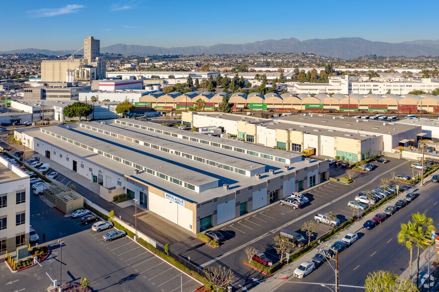 2000-2032 Camfield Ave, Commerce, CA à louer - Photo du bâtiment - Image 3 de 10