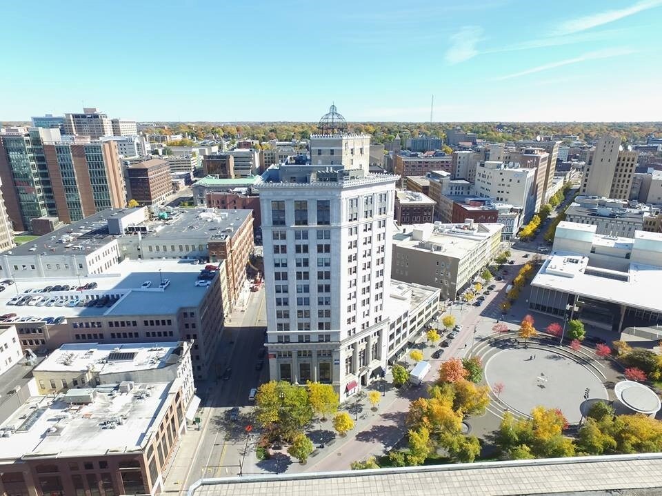 146 Monroe Center St NW, Grand Rapids, MI à louer Photo du bâtiment- Image 1 de 3