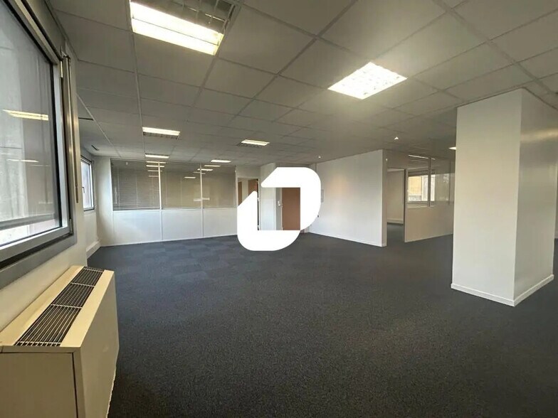 Office in Noisy-le-Grand for lease - Interior Photo - Image 2 of 8