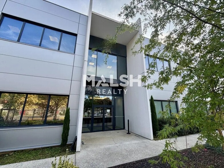 Office in Lyon for lease - Building Photo - Image 1 of 17