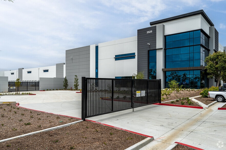 3525 E Airport Dr, Ontario, CA for lease - Building Photo - Image 3 of 6