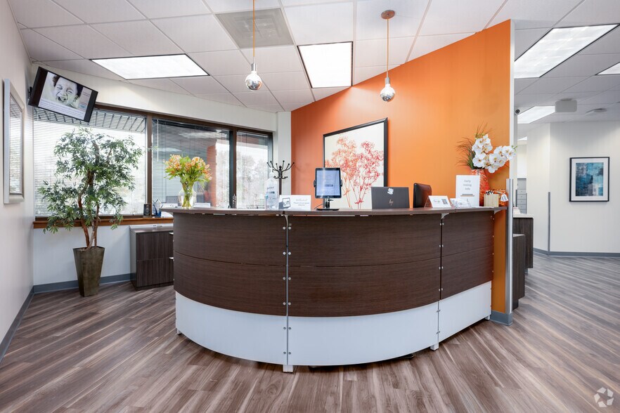 806 Green Valley Rd, Greensboro, NC à louer - Photo du bâtiment - Image 3 de 21