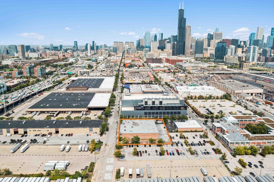 555 W 14th Pl, Chicago, IL à vendre - Photo du bâtiment - Image 3 de 7