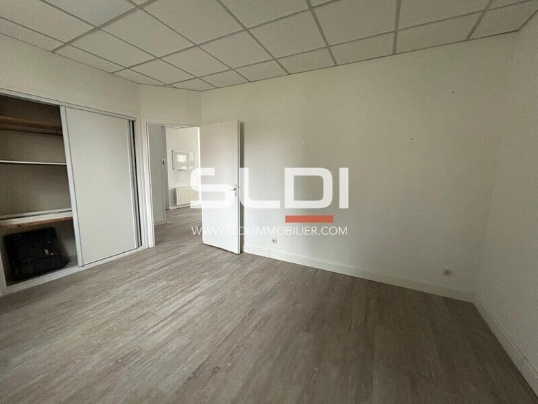 Rue Pierre Dugelay, Neuville-sur-Saône for lease - Interior Photo - Image 3 of 5