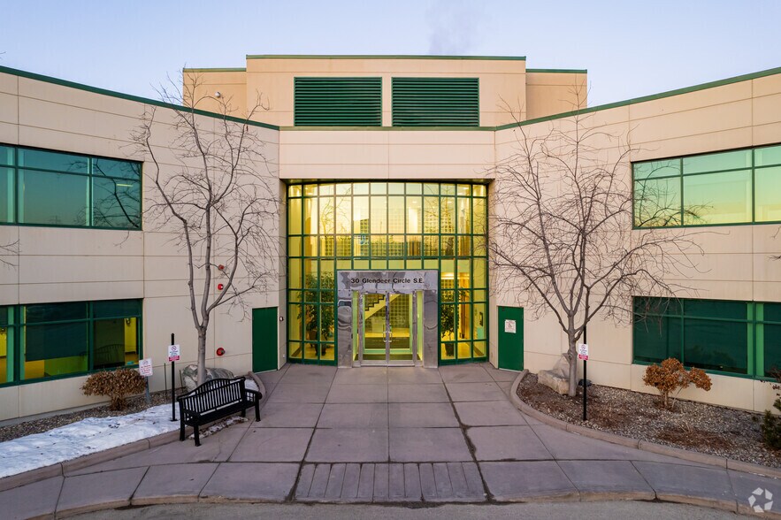 30 Glendeer Cir SE, Calgary, AB à vendre - Photo principale - Image 1 de 1