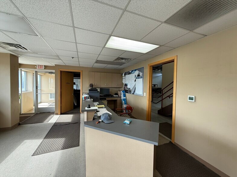 1005 W American Dr, Neenah, WI à vendre - Photo intérieure - Image 3 de 8