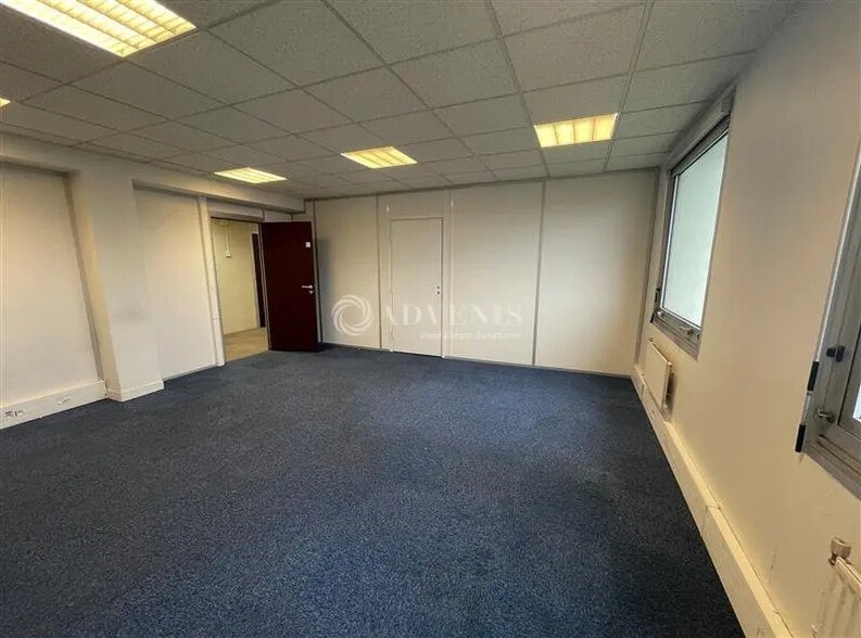 Office in Tremblay-en-France for lease - Interior Photo - Image 3 of 7