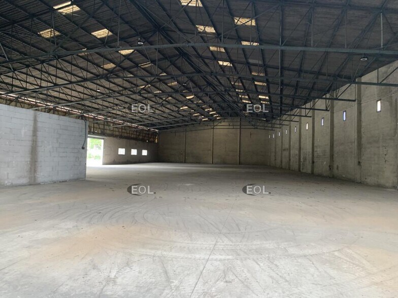 Flex in Bouc-Bel-Air for lease - Interior Photo - Image 2 of 18
