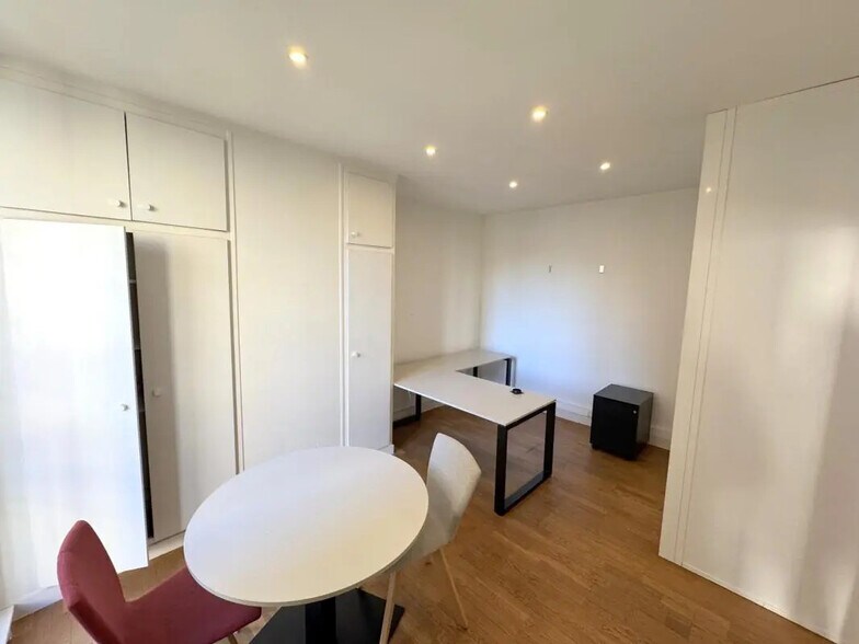 Office in Versailles for lease - Building Photo - Image 3 of 8