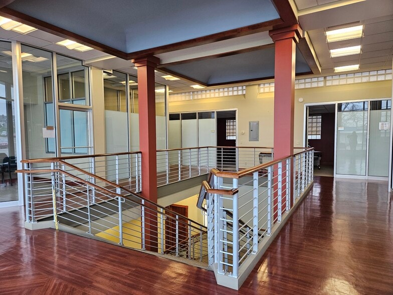 2416 Pennsylvania Ave, Weirton, WV for lease - Interior Photo - Image 3 of 32