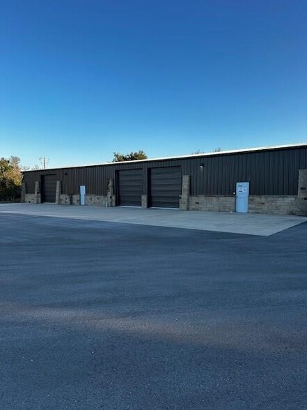 2554 Highway 290 Hwy, Dripping Springs, TX for lease - Building Photo - Image 1 of 17