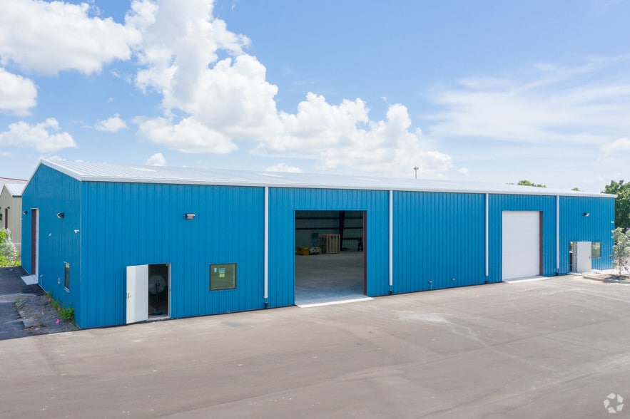 3777 Ironbridge Blvd, Fort Myers, FL for lease - Building Photo - Image 2 of 4