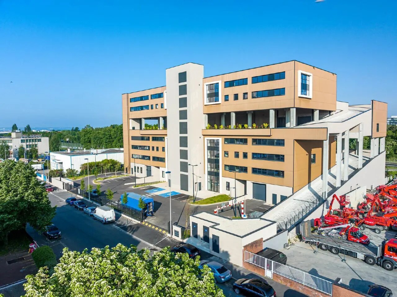 Office in Colombes for lease Primary Photo- Image 1 of 26