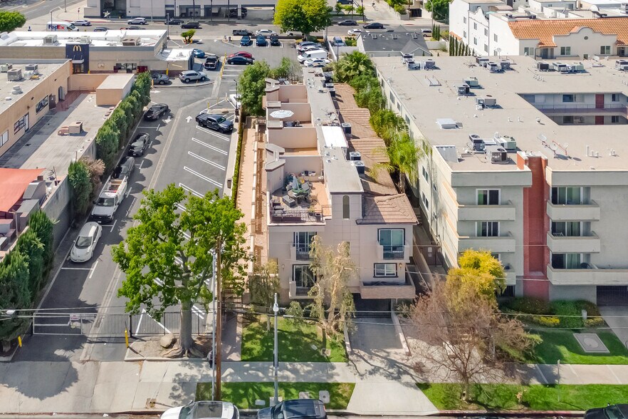 4325 Stern Ave, Sherman Oaks, CA à vendre - Photo du bâtiment - Image 3 de 27