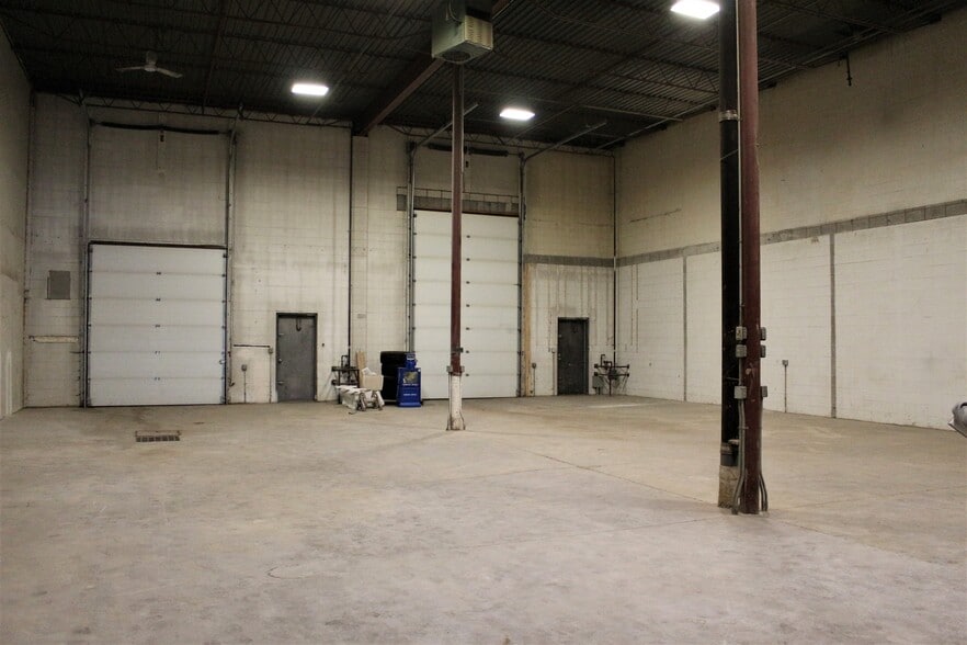 9617-9621 63rd Ave NW, Edmonton, AB for lease - Building Photo - Image 3 of 5