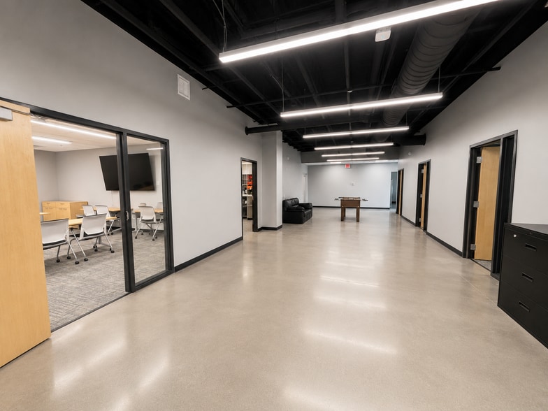 9400 Plum Dr, Urbandale, IA for lease - Building Photo - Image 3 of 9