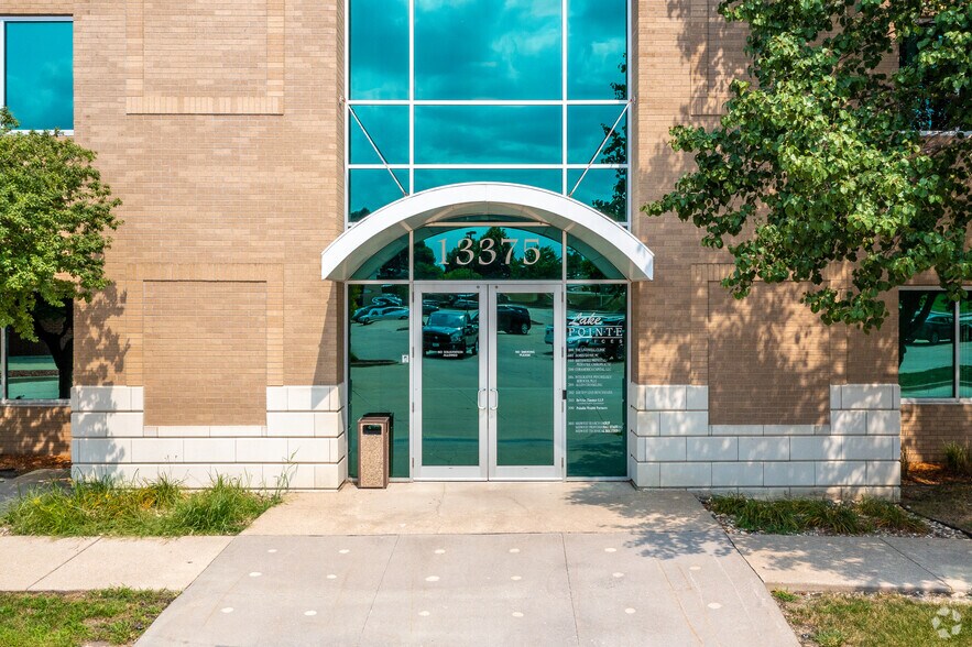 13375 University Ave, Clive, IA à louer - Photo du bâtiment - Image 3 de 4