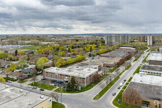 310-400 Boul Montpellier, Montréal, QC - Aerial  map view