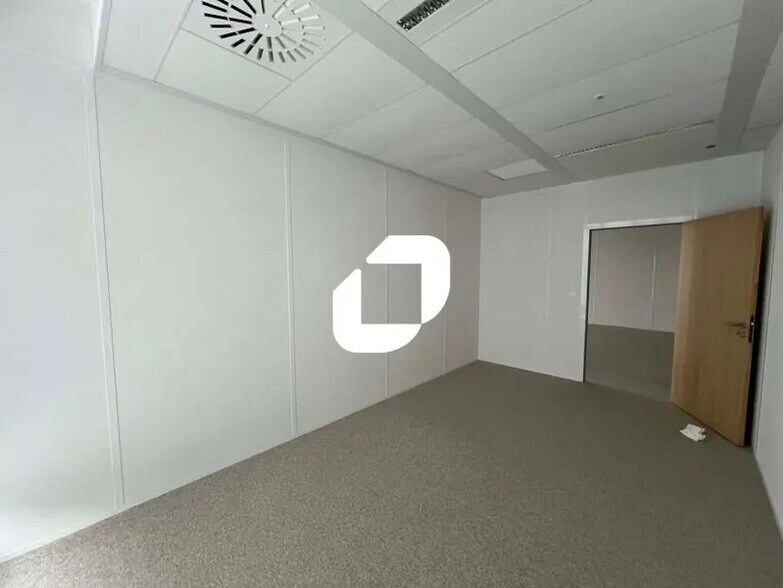 Office in Loos for lease - Interior Photo - Image 3 of 18
