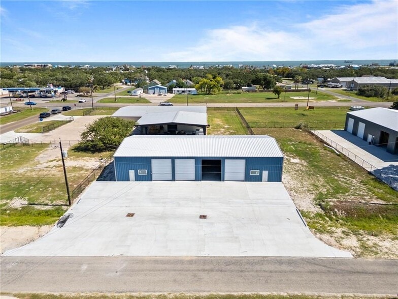 916 Fuqua St, Rockport, TX for sale - Primary Photo - Image 1 of 9