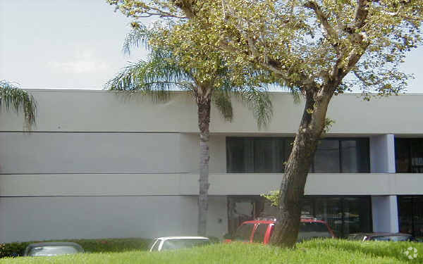 4816-4990 SW 72nd Ave, Miami, FL à louer - Photo principale - Image 2 de 3