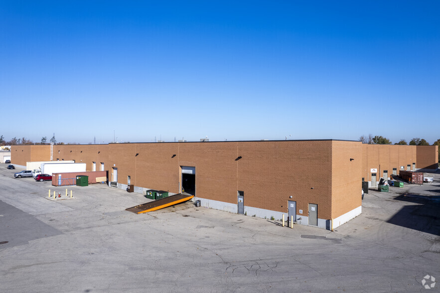 4090 Ridgeway Dr, Mississauga, ON for lease - Building Photo - Image 2 of 5