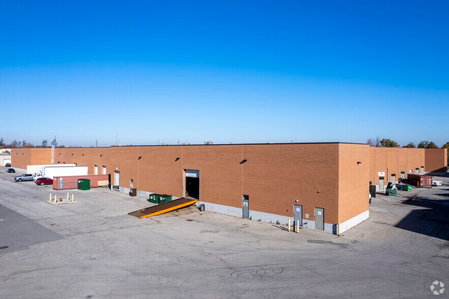 4090 Ridgeway Dr, Mississauga, ON à louer - Photo du bâtiment - Image 2 de 5