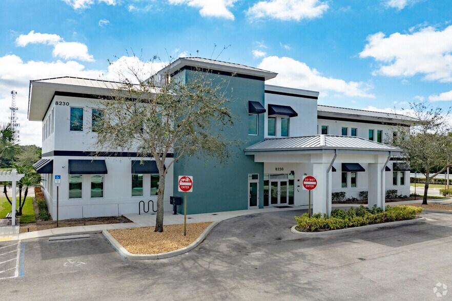 8230 210th St S, Boca Raton, FL à louer - Photo du bâtiment - Image 1 de 21