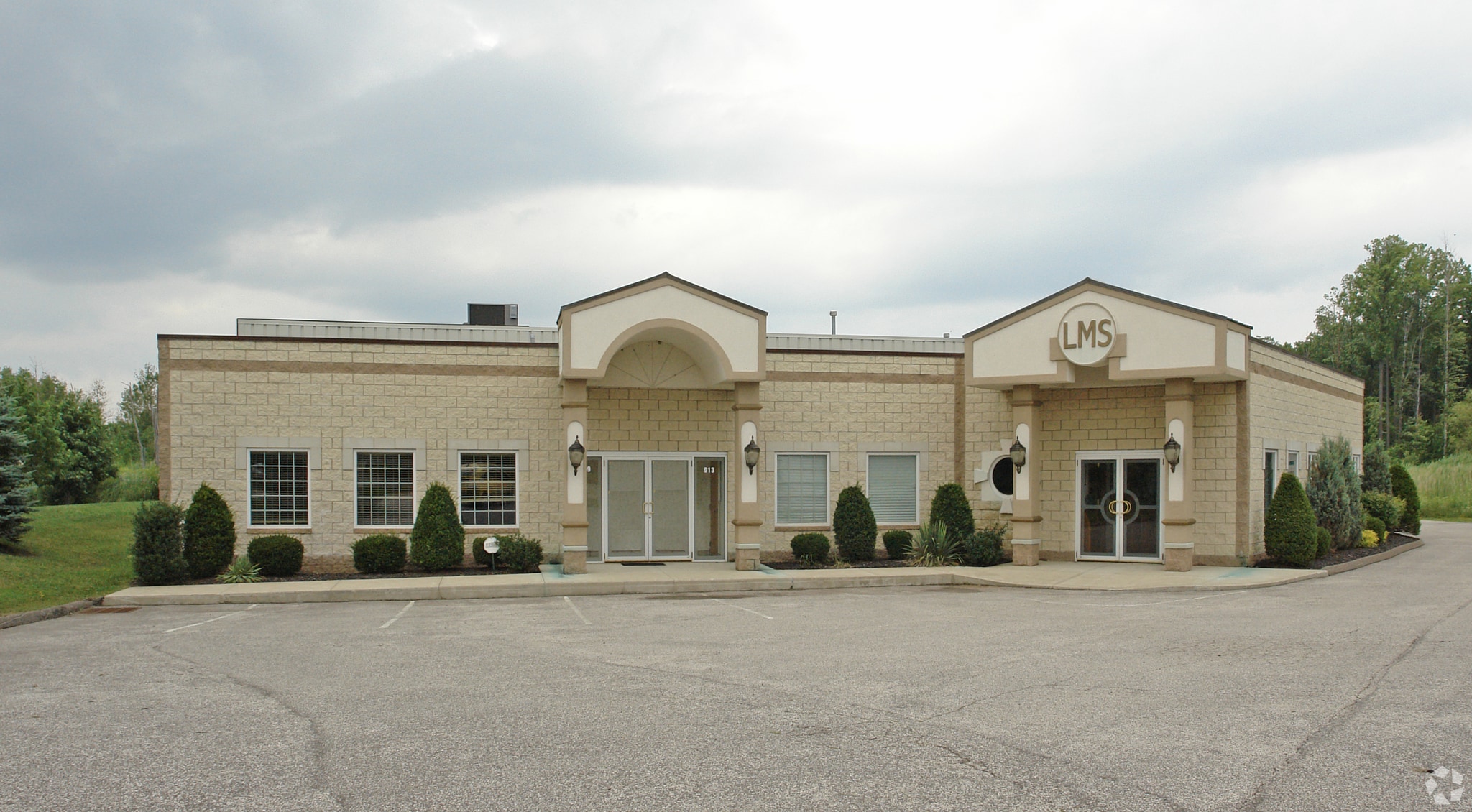 909-915 Callendar Blvd, Painesville, OH for lease Primary Photo- Image 1 of 10