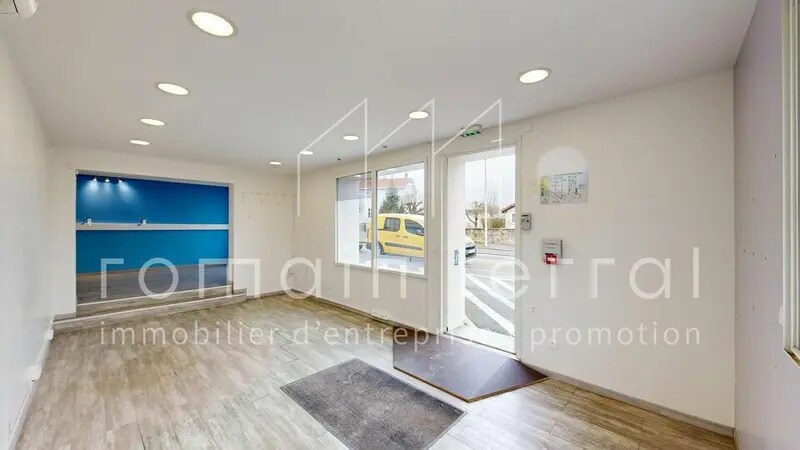 Retail in Couzeix for sale - Lobby - Image 2 of 10