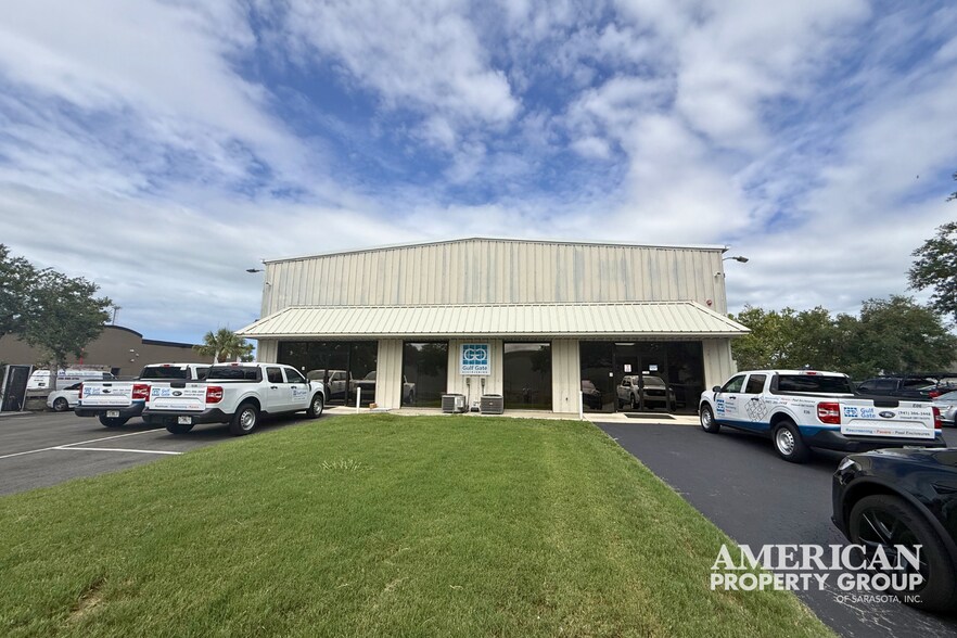 5946 Clark Center Ave, Sarasota, FL à louer - Photo du bâtiment - Image 1 de 20