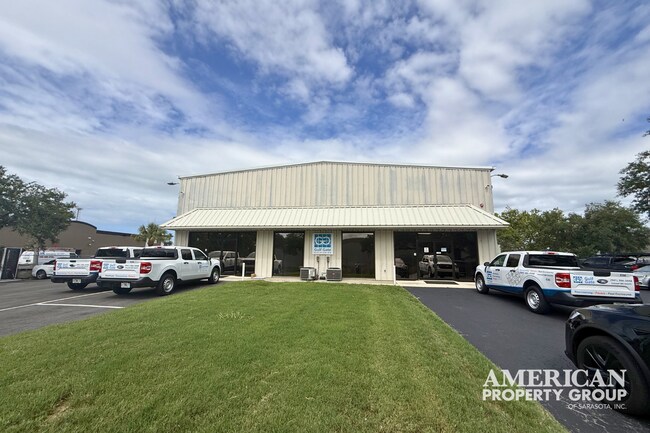 Plus de détails pour 5946 Clark Center Ave, Sarasota, FL - Industriel à louer