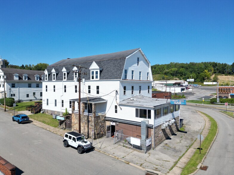 1 Main St, Lyndora, PA à louer - Photo du bâtiment - Image 2 de 10
