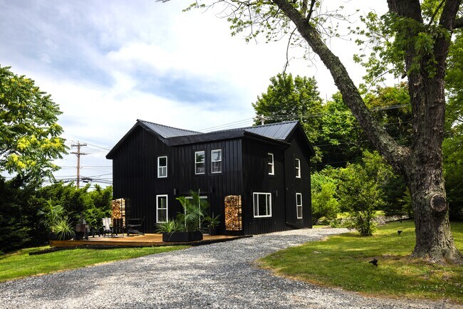 Plus de détails pour 5628 S 3rd St, Hudson, NY - Spécialité à vendre