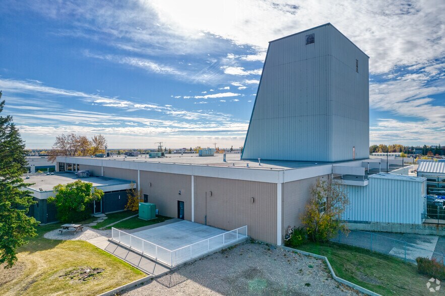 1415 28 St NE, Calgary, AB à louer - Photo du bâtiment - Image 3 de 9