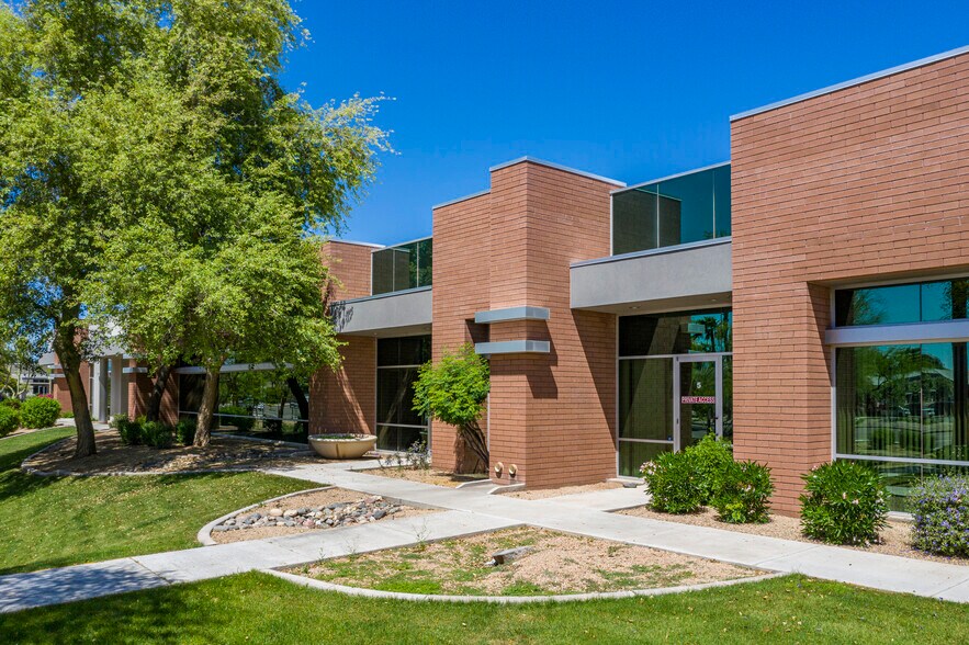 5500 W Chandler Blvd, Chandler, AZ à louer - Photo du bâtiment - Image 3 de 11