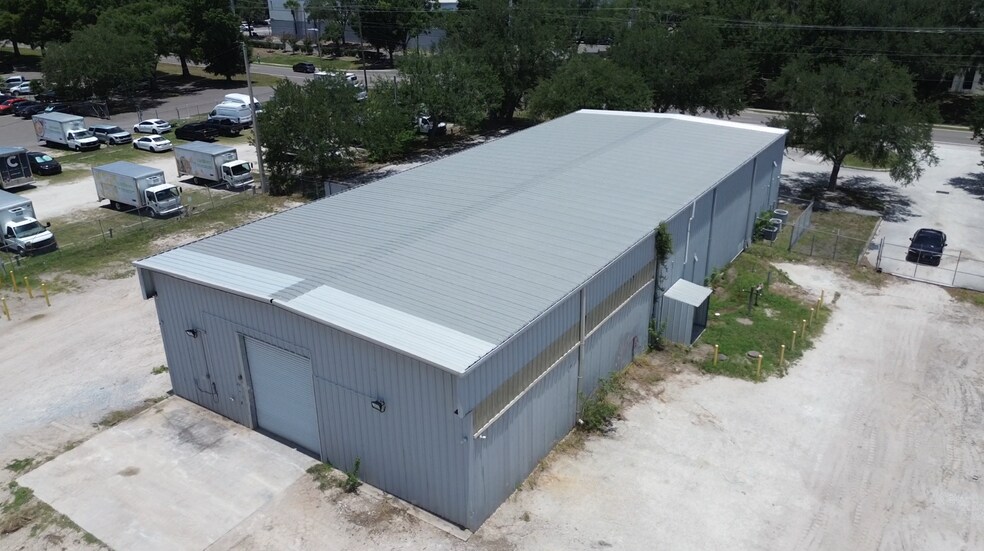 9507 Palm River Rd, Tampa, FL à louer - Photo du bâtiment - Image 2 de 25