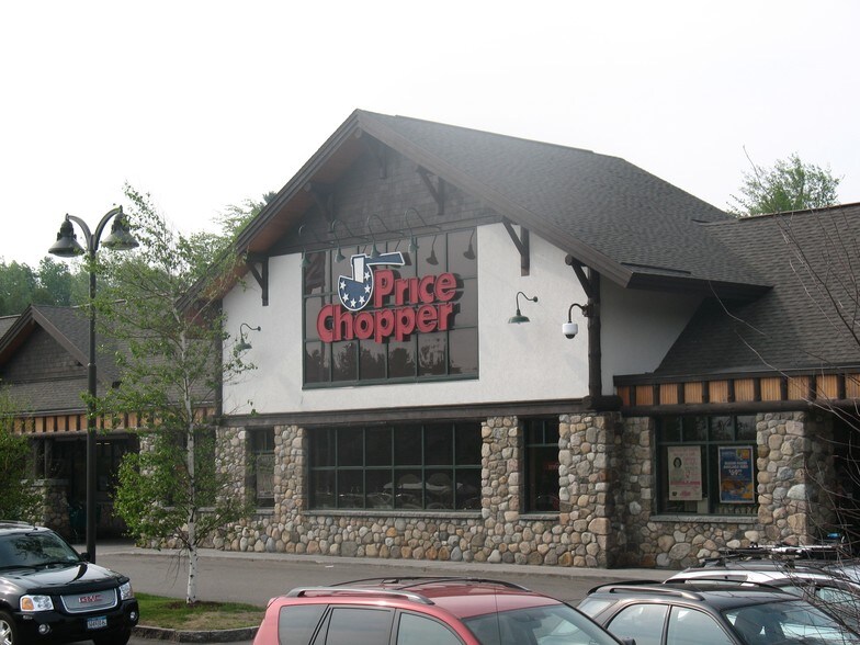 1930 Saranac Ave, Lake Placid, NY à louer - Photo du bâtiment - Image 2 de 6