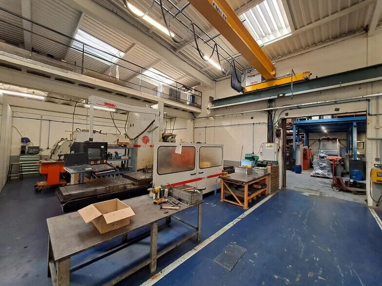 Flex in Saint-Priest for lease - Interior Photo - Image 2 of 7