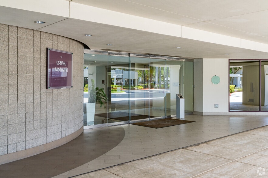 6100 Waterford District Dr, Miami, FL for lease - Building Photo - Image 3 of 6