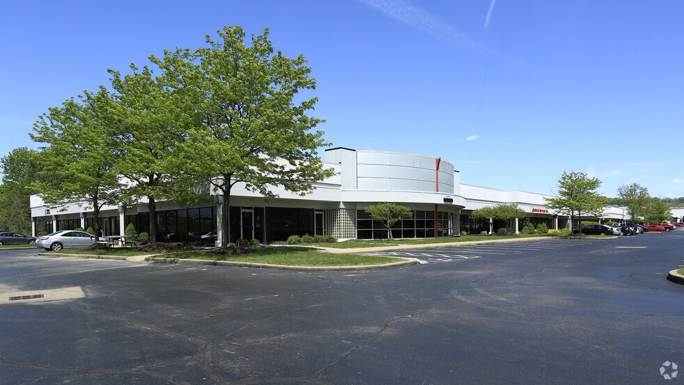 8555 Sweet Valley Dr, Valley View, OH à louer - Photo du bâtiment - Image 2 de 19
