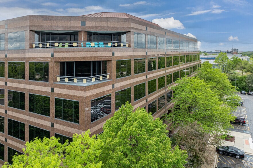 2443 Warrenville Rd, Lisle, IL à louer - Photo du bâtiment - Image 3 de 4