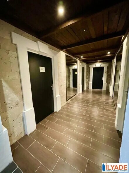Office in Éguilles for lease - Lobby - Image 3 of 3