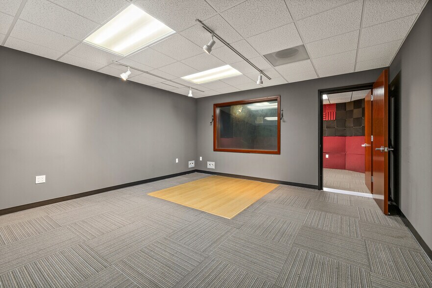 20970 Warner Center Ln, Woodland Hills, CA à vendre - Photo du bâtiment - Image 3 de 23