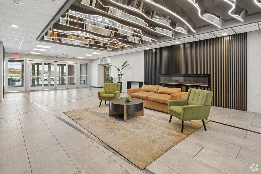9950 Lawrence Ave, Schiller Park, IL for lease - Lobby - Image 3 of 14