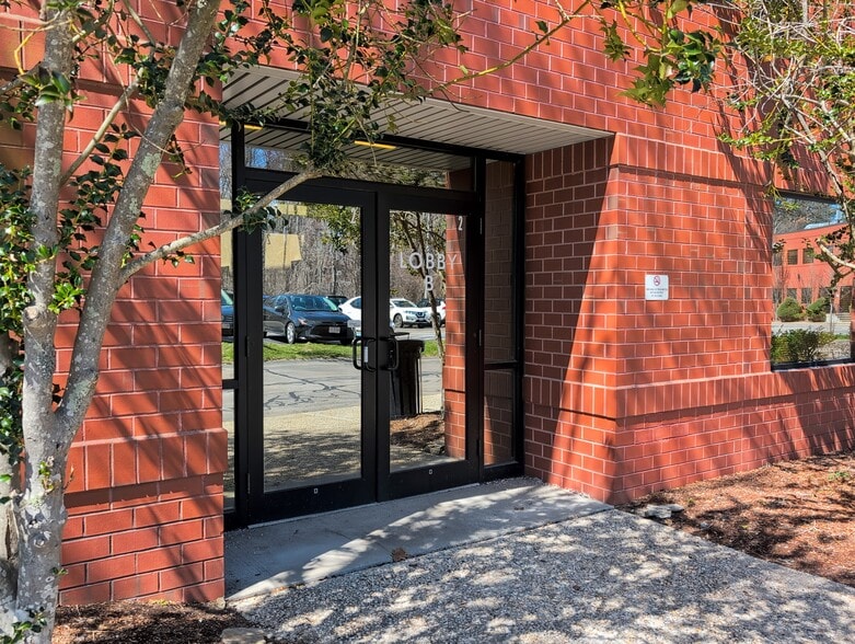 35 Parkwood Dr, Hopkinton, MA for lease - Building Photo - Image 2 of 11