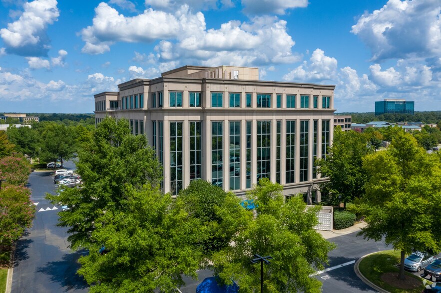 15801 Brixham Hill Ave, Charlotte, NC à louer - Photo du bâtiment - Image 2 de 10