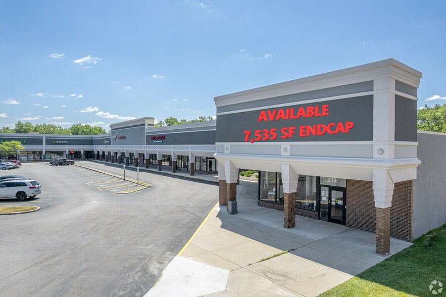 204-324 E Geneva Rd, Wheaton, IL à louer - Photo du bâtiment - Image 2 de 15