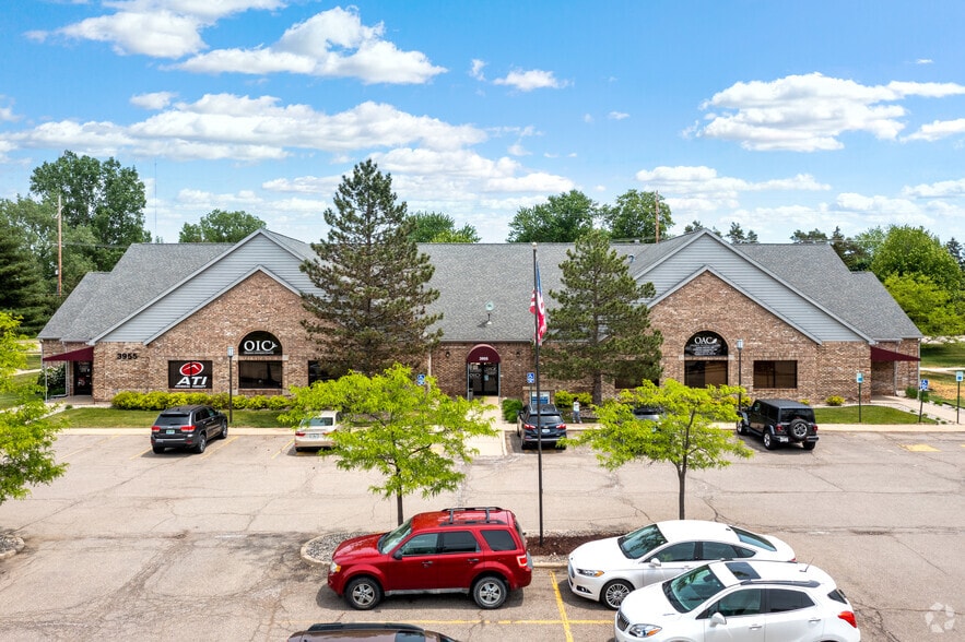 3955 Okemos Rd, Okemos, MI à louer - Photo du bâtiment - Image 2 de 8