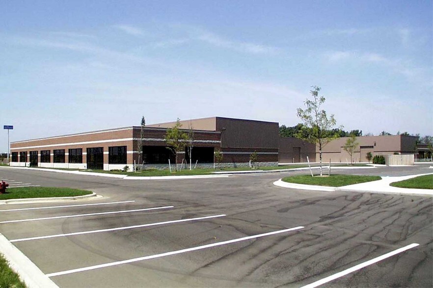 48679 Alpha Dr, Wixom, MI à vendre - Photo du bâtiment - Image 2 de 6